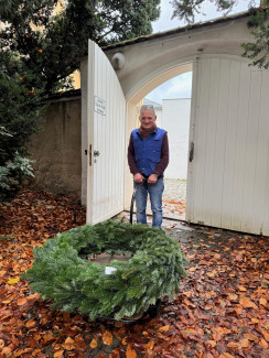 Jürgen Kraus, Mesner von St. Anna mit Adventskranz auf dem Weg in die Kirche
