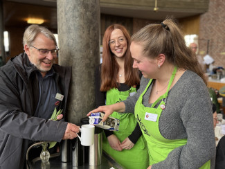 Mitarbeitende schenken Kaffee bei der Vesperkirche aus