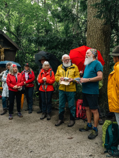 Organisieren das Samstagspilgern: A.J. Cestonaro (gelbe Jacke) und Dietrich Tiggemann (rechts davon)