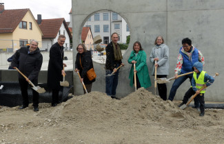 Spatenstich auf der Baustelle der neuen Kita St. Johannes in Augsburg-Oberhausen