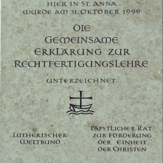 Gedenktafel zur Gemeinsamen Erklärung an der Augsburger St.-Anna-Kirche