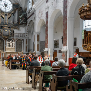 Gäste aus dem kirchlichen Bereich und der Stadtgesellschaft, Kolleg*innen und Kooperationspartner*innen sind zur Einführung nach St. Anna gekommen.